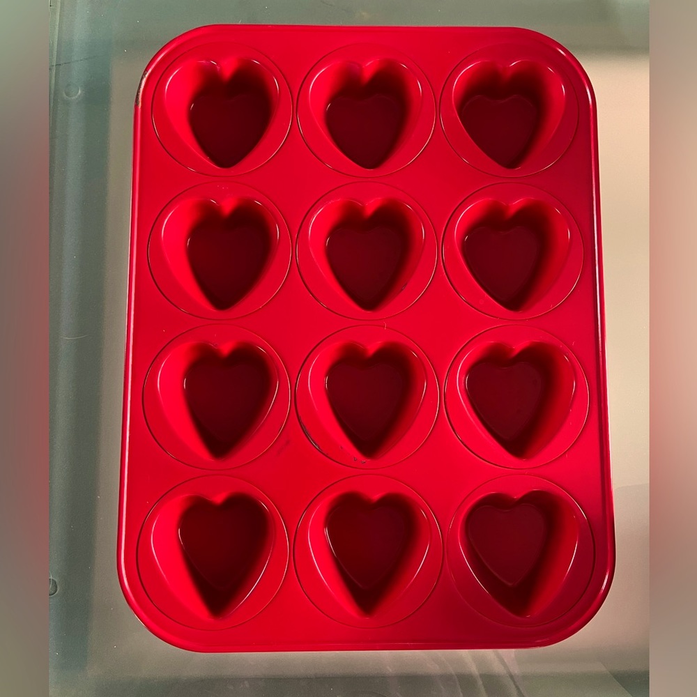 Vintage Heart Cupcake Pan. Pre-owned, GC. Minor scratches visible in photo.
